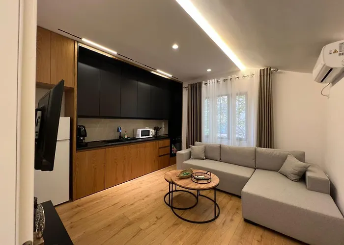 Dennys At Komuna E Parisit 地拉那