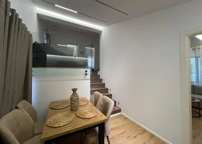 Dennys At Komuna E Parisit * 地拉那