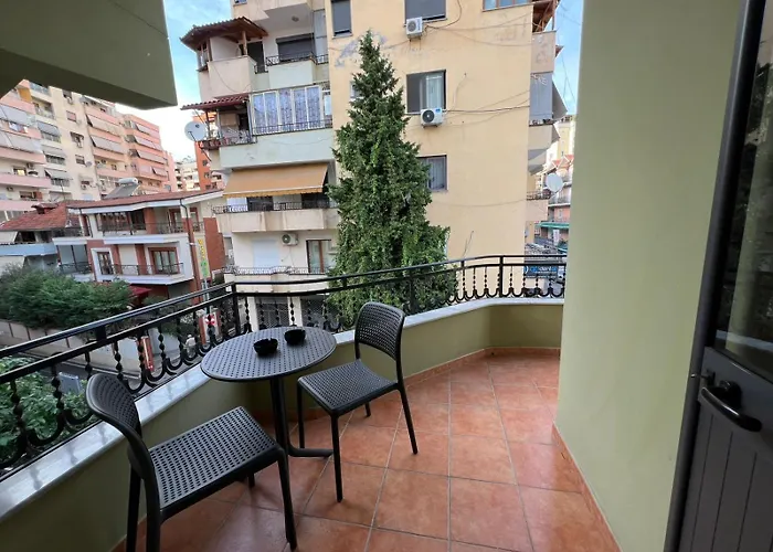 Dennys At Komuna E Parisit * 地拉那