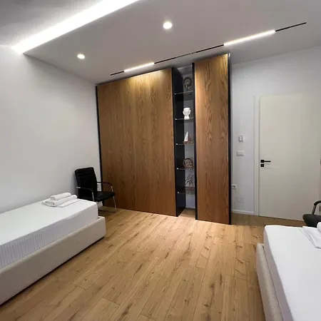 Dennys At Komuna E Parisit * Tirana