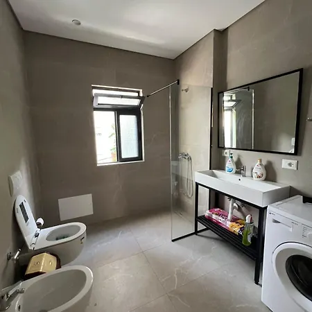 Dennys At Komuna E Parisit