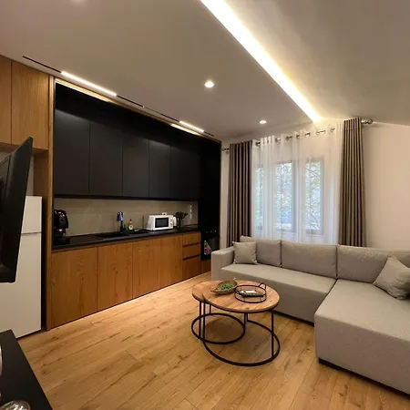 Dennys At Komuna E Parisit Τίρανα