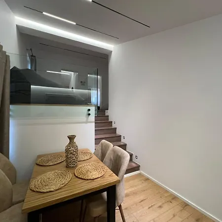 Dennys At Komuna E Parisit * Τίρανα