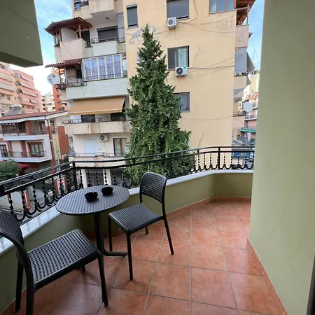 Dennys At Komuna E Parisit * Tirana