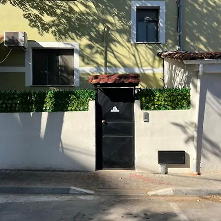 Dennys At Komuna E Parisit Apartament *