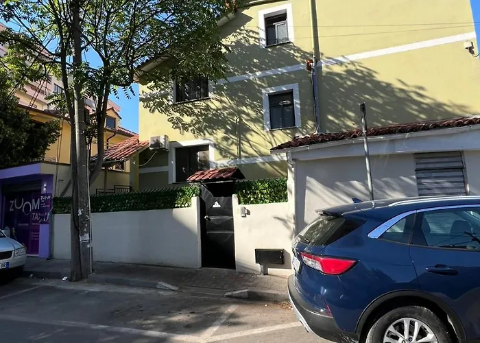 Dennys At Komuna E Parisit